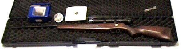 Luftgewehr mit Zielfernrohr und Transportkoffer