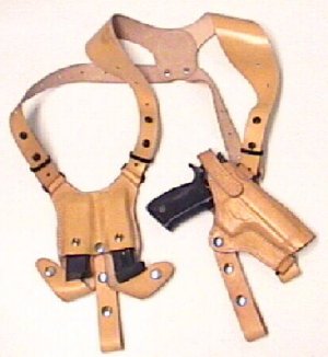 Schulterholster aus Leder mit doppelter Magazintasche und mit geschraubten Nieten fr den verstellbaren Bereich
