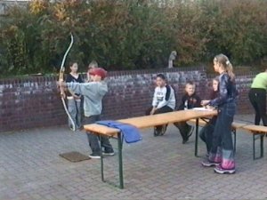 Bogenschie�en beim Kindergeburtstag
