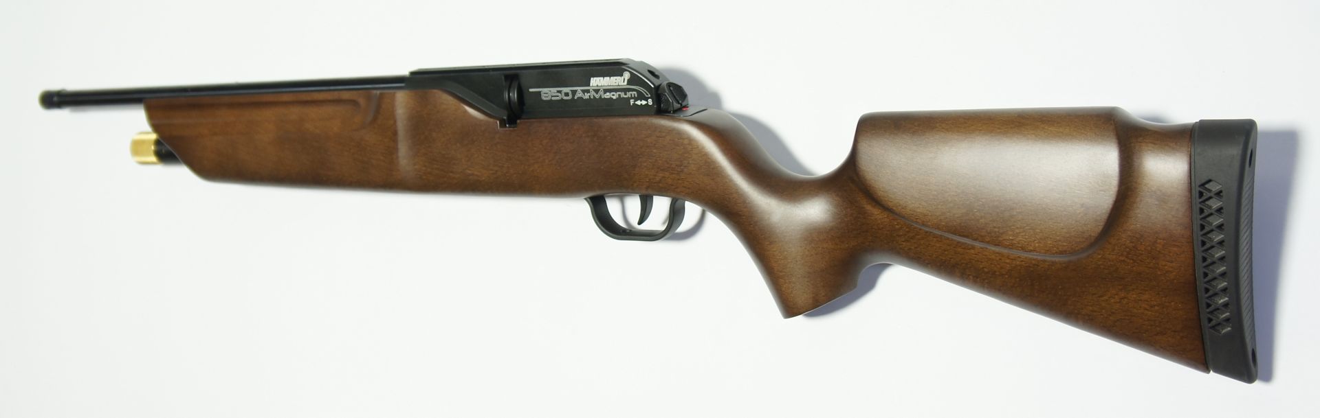 Montagebeispiele: 850 AirMagnum Classic Carbine SD mit Vorschlgen zu Optik und Dmpfer. Dank dem 2cm langen Anschlussgewinde auf dem Lauf (42cm) dieser Waffe, sind <a href=1168812.htm> Schalldmpfer </a>  zur Laufseele besonders przise fluchtend. Die abgebildete <a href=11301155-1145.htm> Optik UTG 3-9x32</a> kann ich als Zubehr sehr empfehlen. Infos zu Zubehr sehen Sie hier im text hinter den Links.