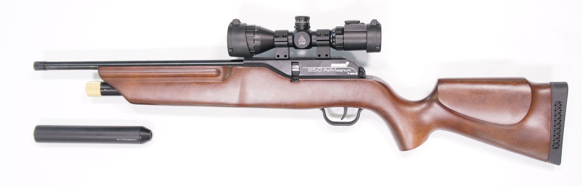 Montagebeispiele: 850 AirMagnum Classic Carbine SD mit Vorschlgen zu Optik und Dmpfer. Dank dem 2cm langen Anschlussgewinde auf dem Lauf (42cm) dieser Waffe, sind <a href=1168812.htm> Schalldmpfer </a>  zur Laufseele besonders przise fluchtend. Die abgebildete <a href=11301155-1145.htm> Optik UTG 3-9x32</a> kann ich als Zubehr sehr empfehlen.