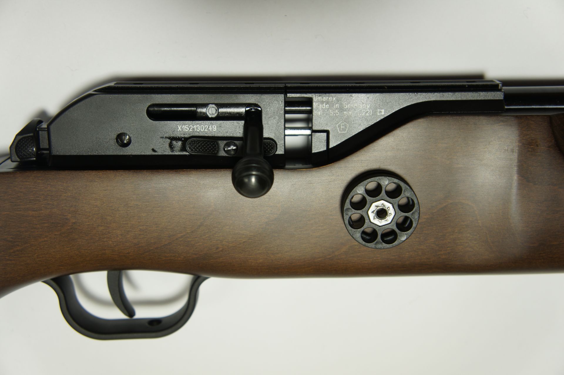 Hier sehen Sie ein CO2 Gewehr 850 Airmagnum Classik im Kaliber 5,5mm mit passendem Trommelmagazin