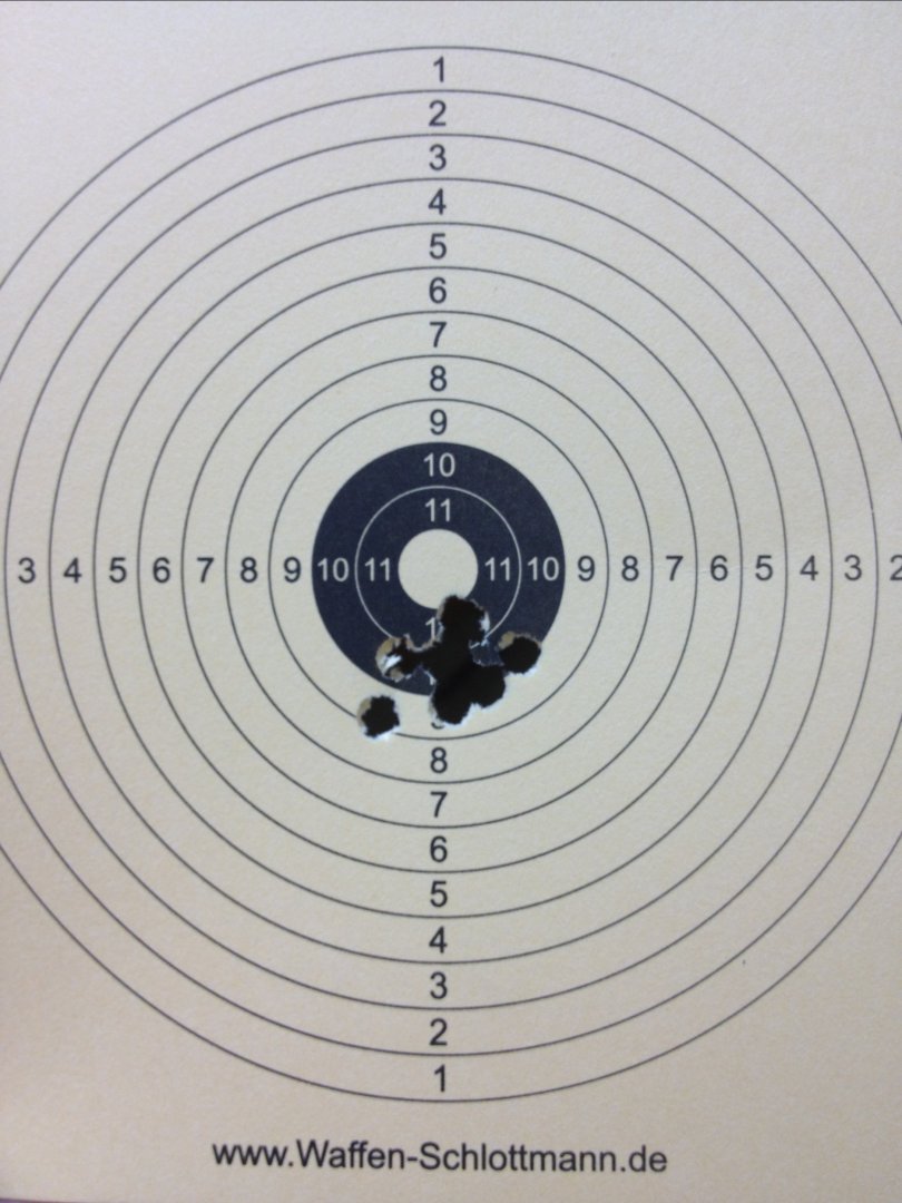 Mein Trefferbild mit 8 Schuss auf 10m. Das Visier msste an dieser Waffe etwas nachgestellt werden