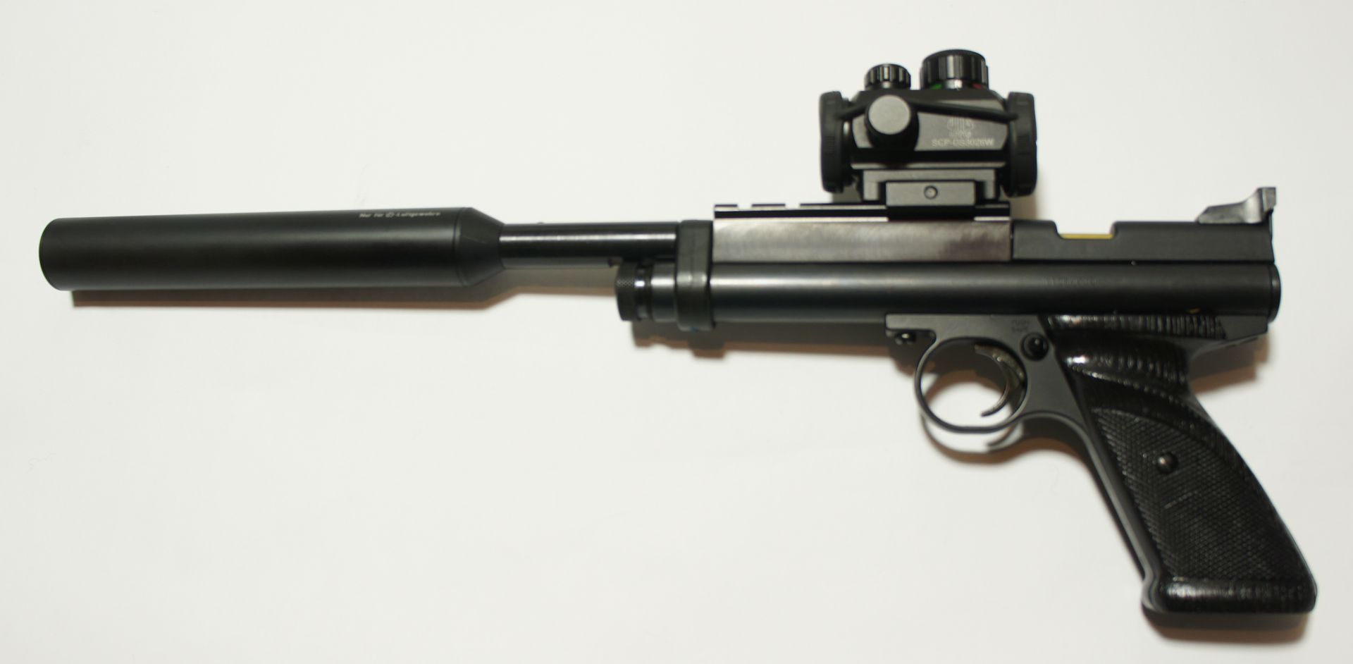 Montagebeispiel auf CO2 an CO2 Pistole Crosman 2240 mit einem <a href=1130221.htm>Leuchtpunktvisier der Marke UTG</a>