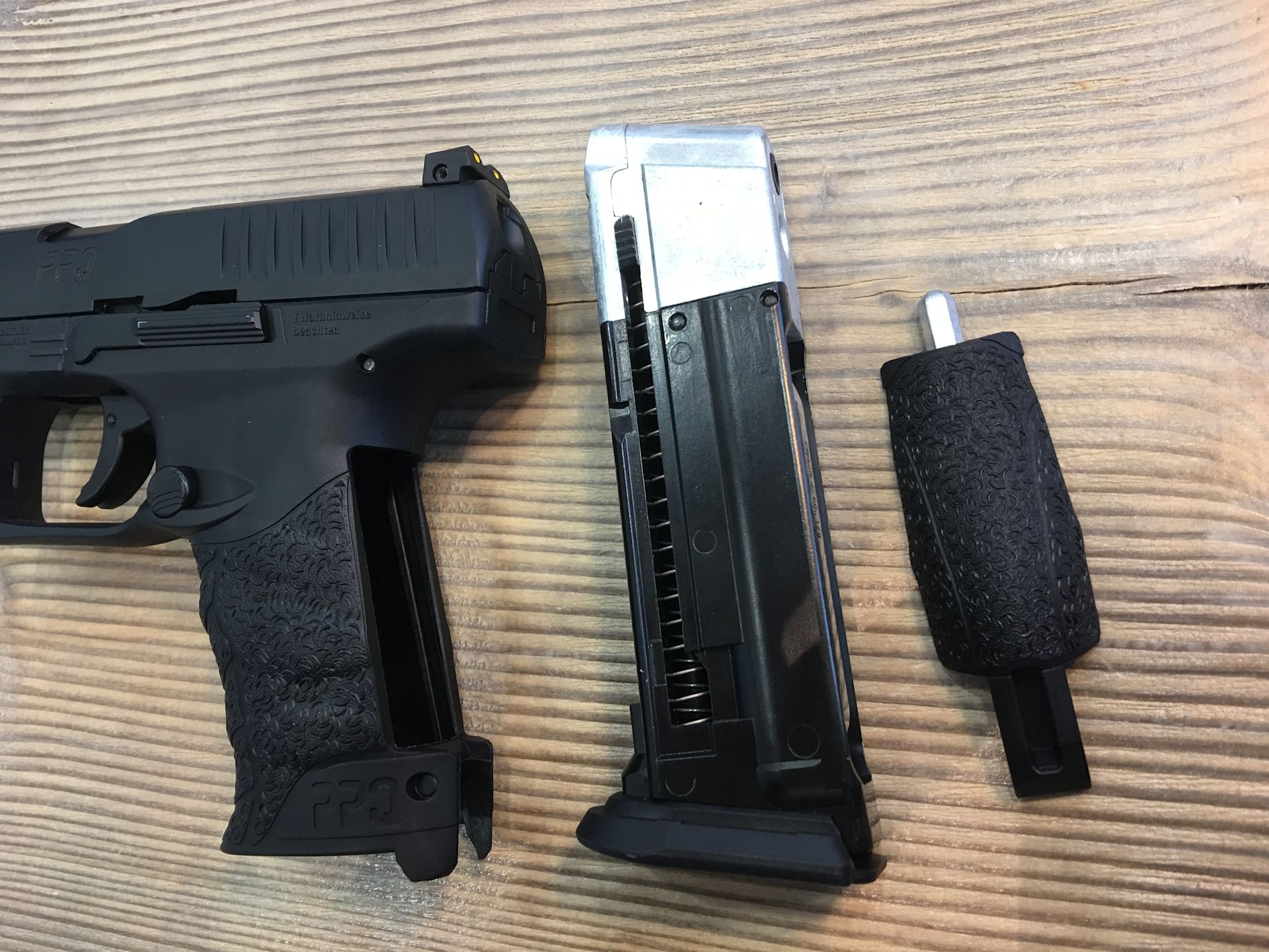 Die Pistole Walther PPQ M2 T4E hat ein herausnehmbares Magazin mit intergrierter Aufnahme fr die CO2 Kartusche