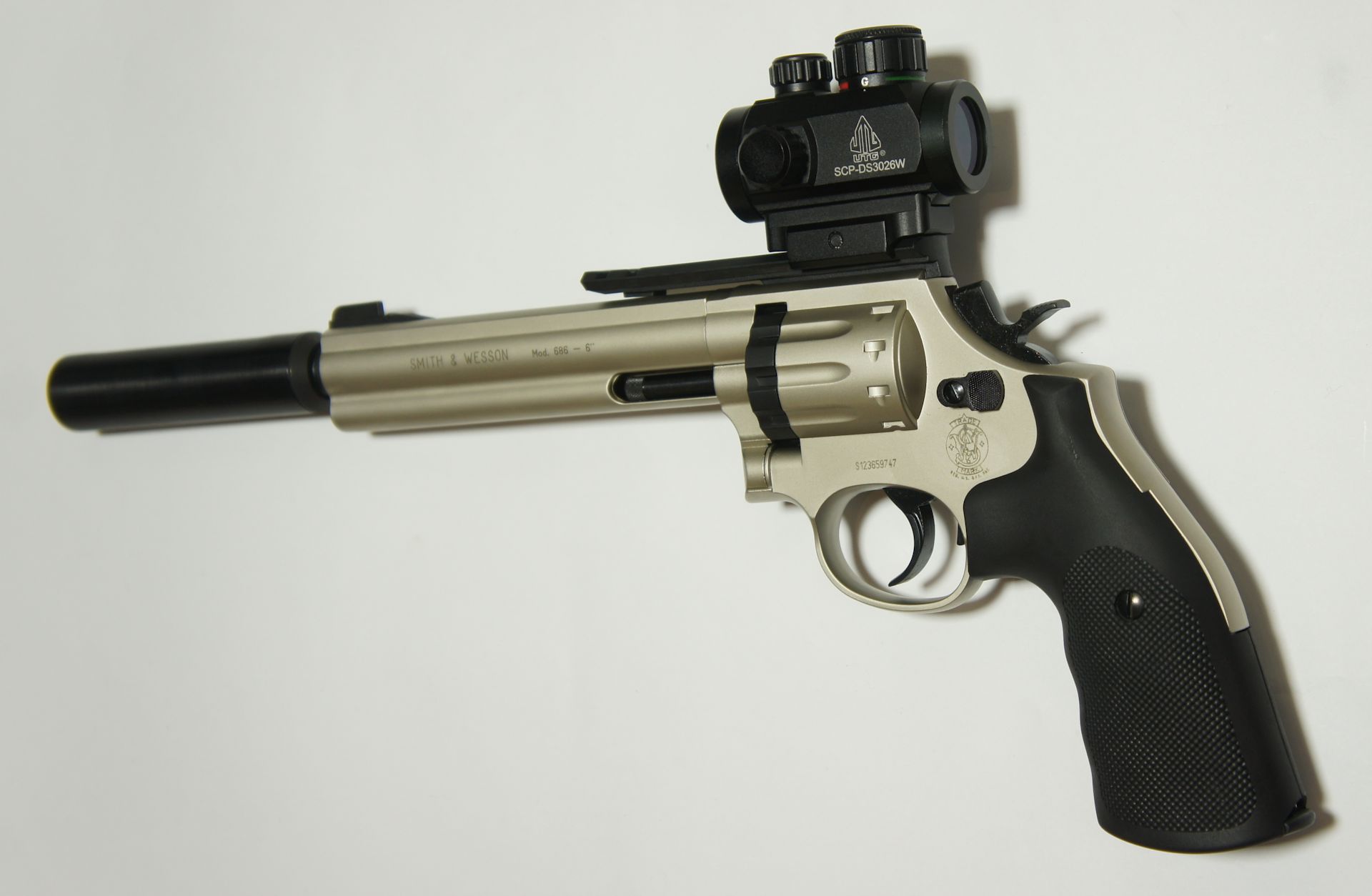 Montagebeispiel vom Schalldmpfer am CO2 Revolver S&W 586