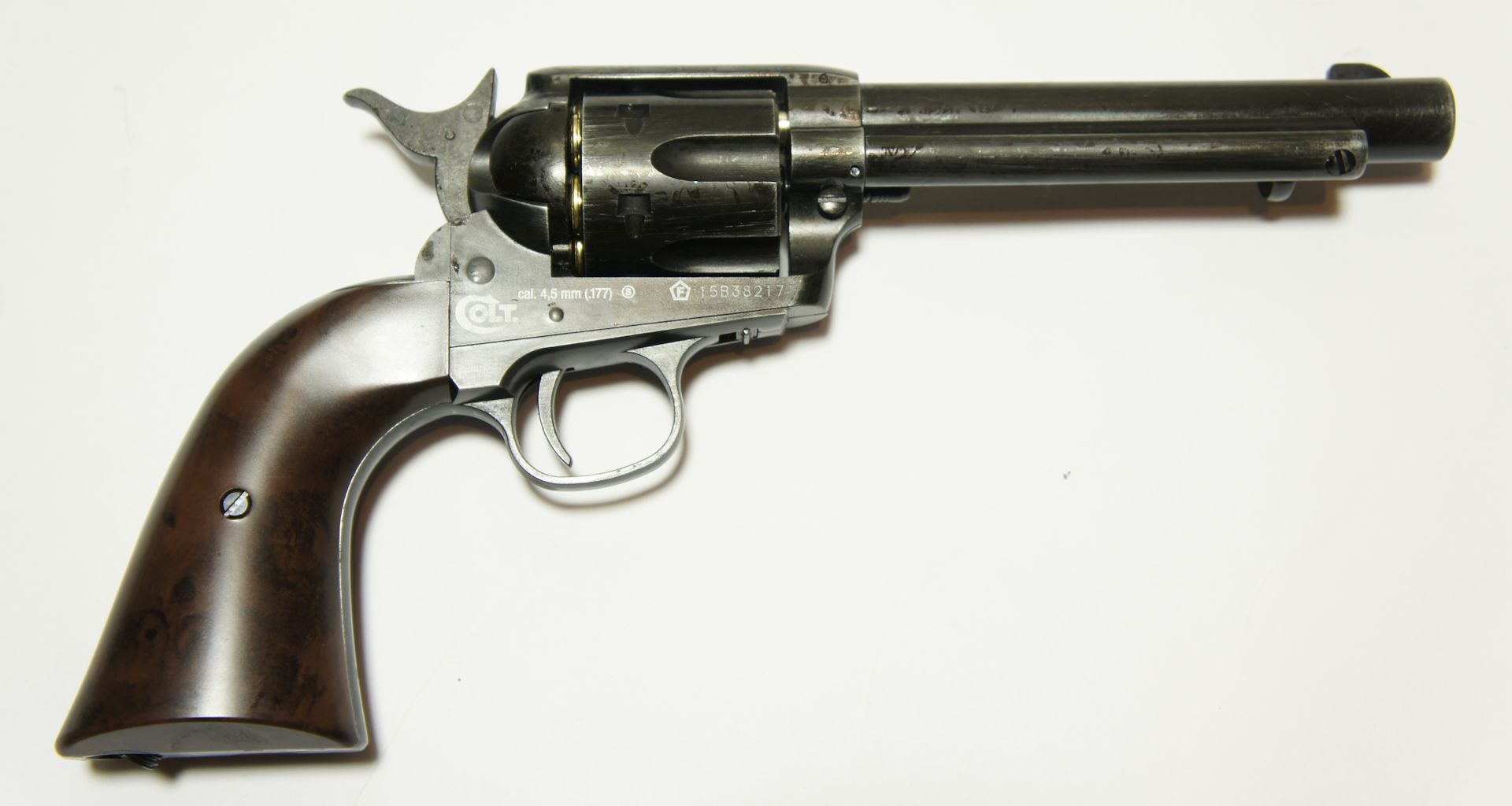 Achtung! Der Revolver hat eine Sicherung. Die Waffe wird in gesichertem Zustand geliefert und so lässt sich der Hahn nicht spannen.