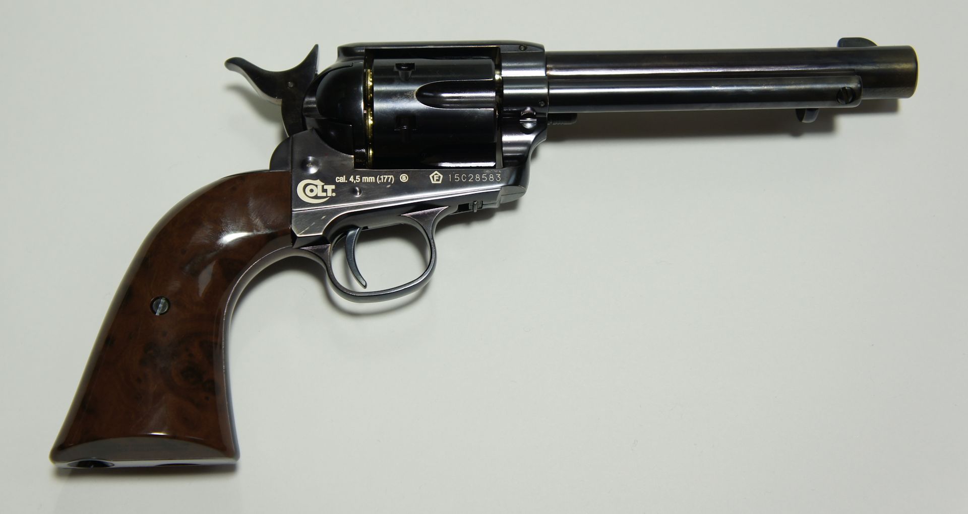Achtung! Der Revolver hat eine Sicherung. Die Waffe wird in gesichertem Zustand geliefert und so lässt sich der Hahn nicht spannen.