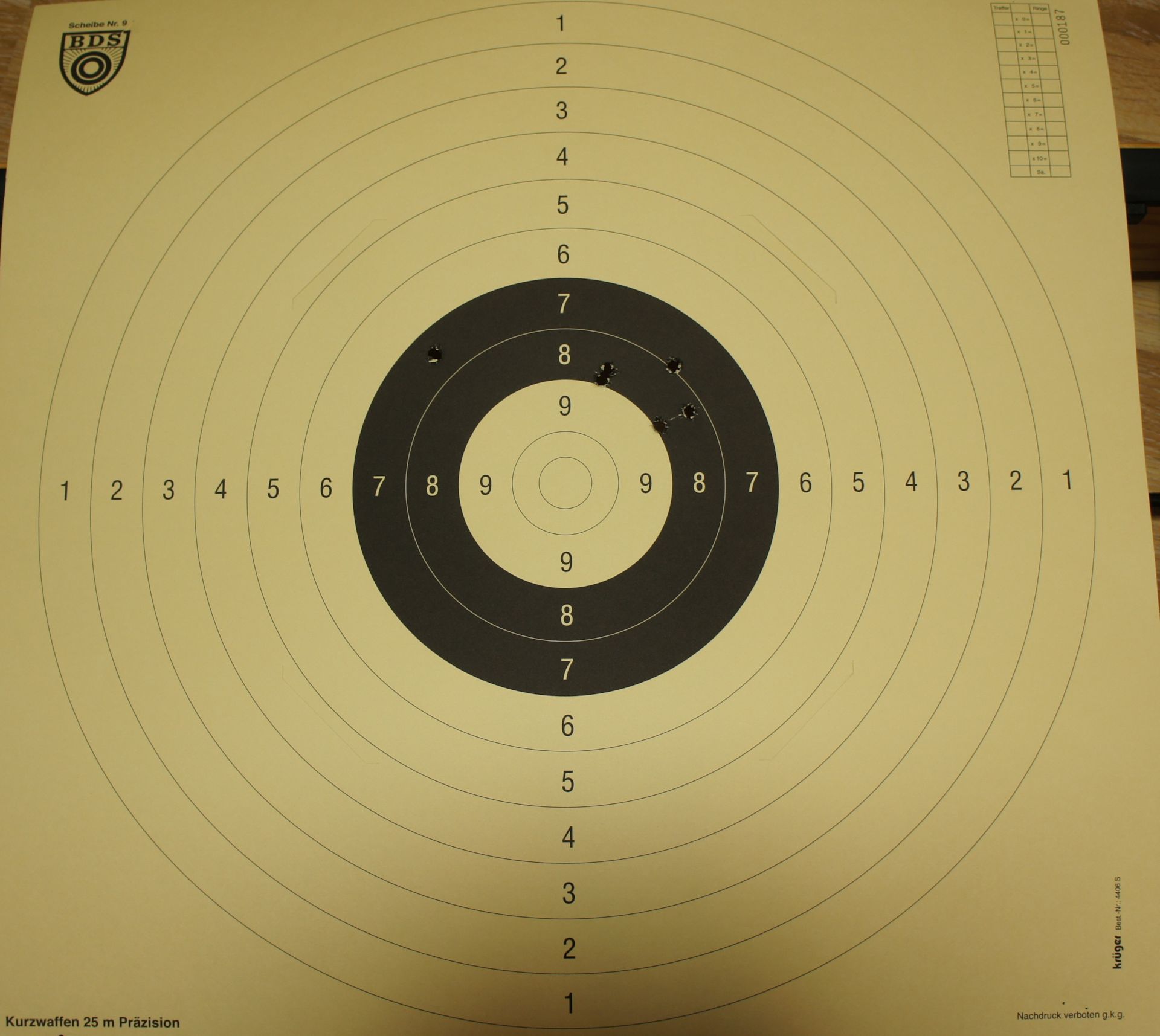 So sieht die Scheibe in Originalgre fr das 25m Kurzwaffenschieen aus. Diese Scheibe wurde mit einem Korth Revolver, Modell Sky Marshal im Kaliber 9mm Luger beschossen. Diese Zielscheibe wre mastabgerecht bei Distanz 7,5m