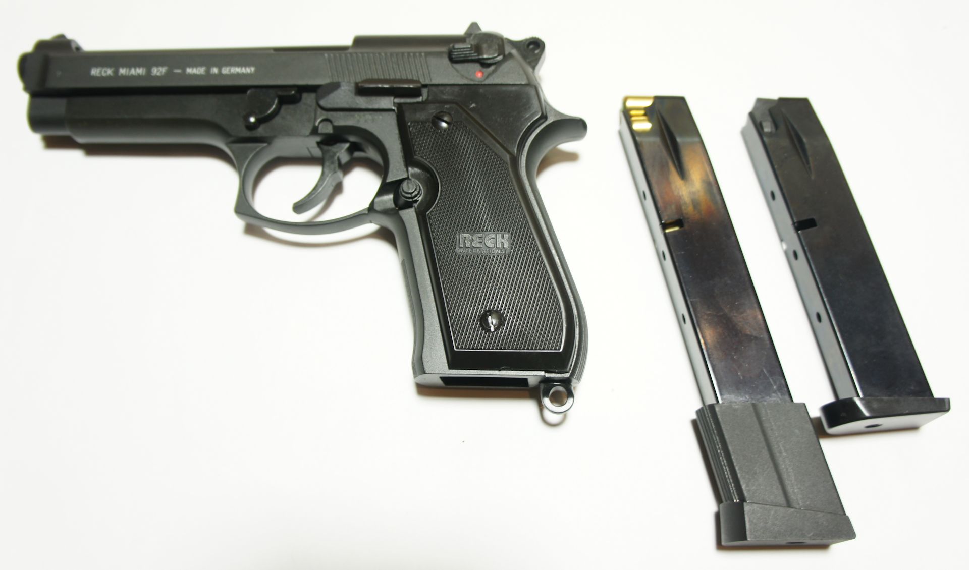 Abbildung der passenden Pistole Reck Miamy und Vergleich zum Standardmagazin.