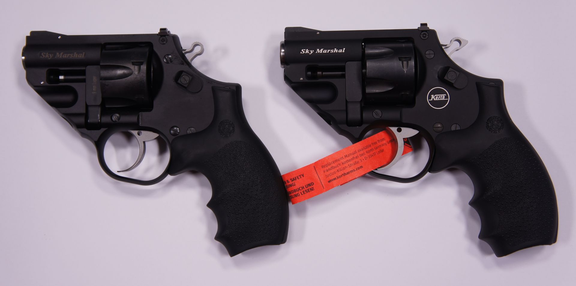 Hier Links im Bild sehen Sie vergleichsweise den scharfen <a href=1220900.htm> Korth Revolver Sky Marshal im Kaliber 9mm Parabellum</a>