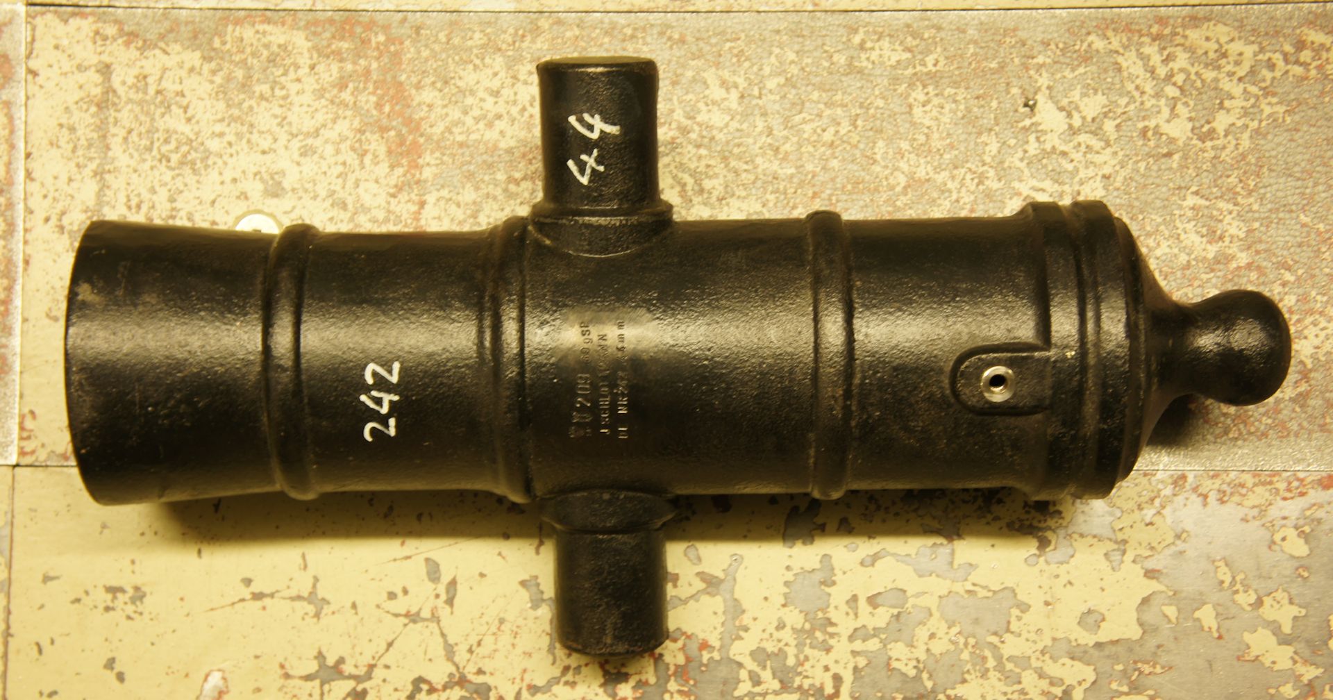 Das Kanonenrohr, Haubitze Kaliber 75mm, ist durch den den kurzen Lauf enorm laut und kann sehr gut zum Salutschießen eingesetzt werden. Der Bediener muss in Deutschland allerdings eine Erlaubnis nach dem Sprengstoffgesetz besitzen.