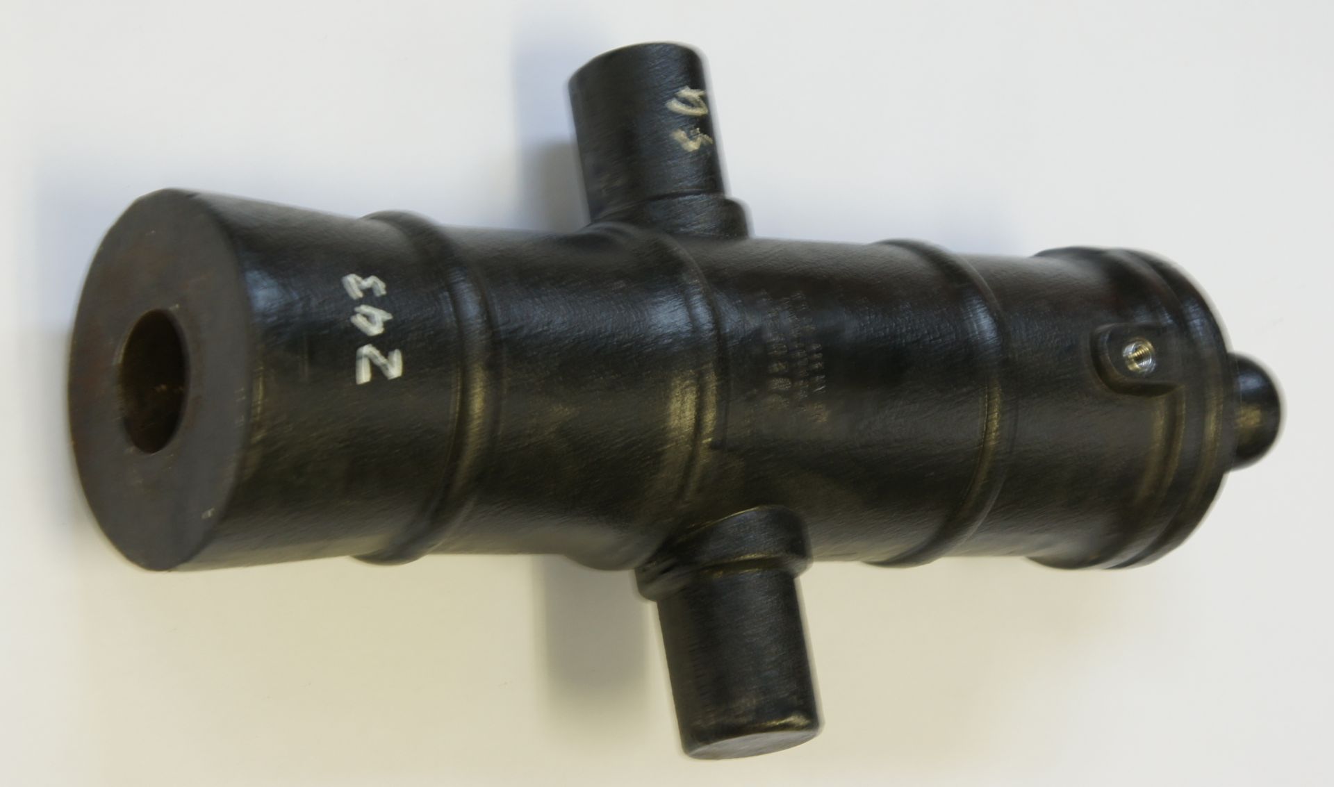 Das Kanonenrohr, Haubitze Kaliber 50mm sieht praktisch benau so aus, wie auf dem Bild, nur dass hier das äußerlich gleiche Rohr im Kaliber in 44mm zu sehen ist.