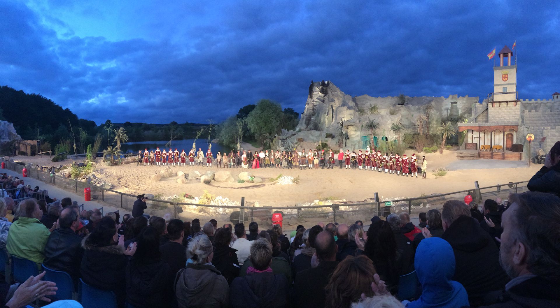 Wenn Sie Lust haben, einmal reichlich Pulverdampf zu schnuppern, besuchen Sie die das <a href=http://www.piratenopenairtheater.de/start.html>Piraten Open Air Theater bei Grevesmhlen</a>.  Viele der Akteure haben bei mir den staatlich anerkannten Fachkundelehrgang fr den Umgang mit Schwarzpulver zum Vorderladerschieen absolviert. Sie knnten das auch.