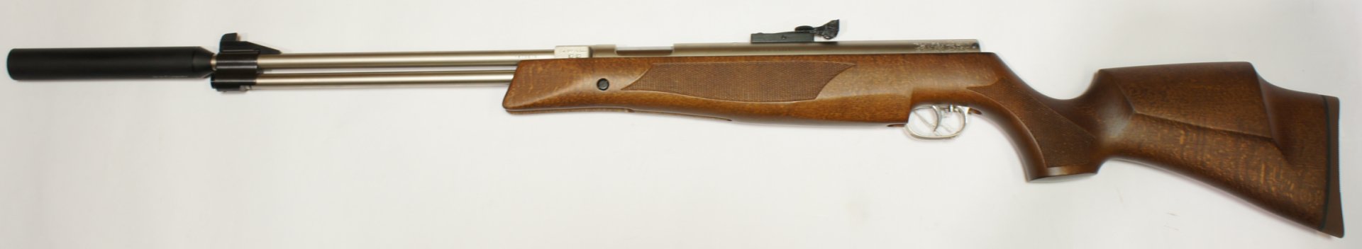 vernickeltes Luftgewehr HW 77 im Holzschaft mit Laufgewinde und Schalldmpfer