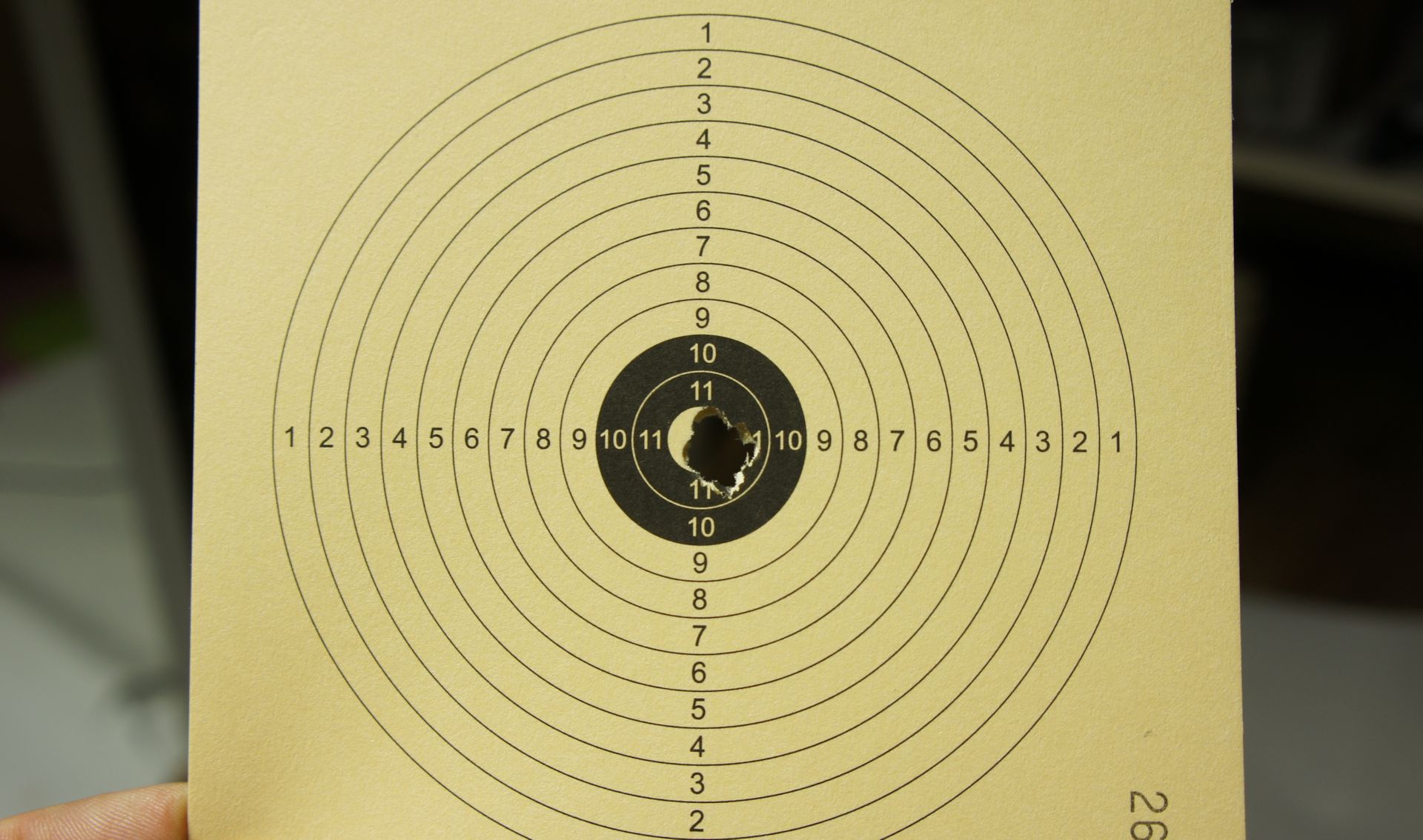 Mein Trefferbild mit so einem Luftgewehr und einem Zielfernrohr UTG 3-12x44 auf 10m