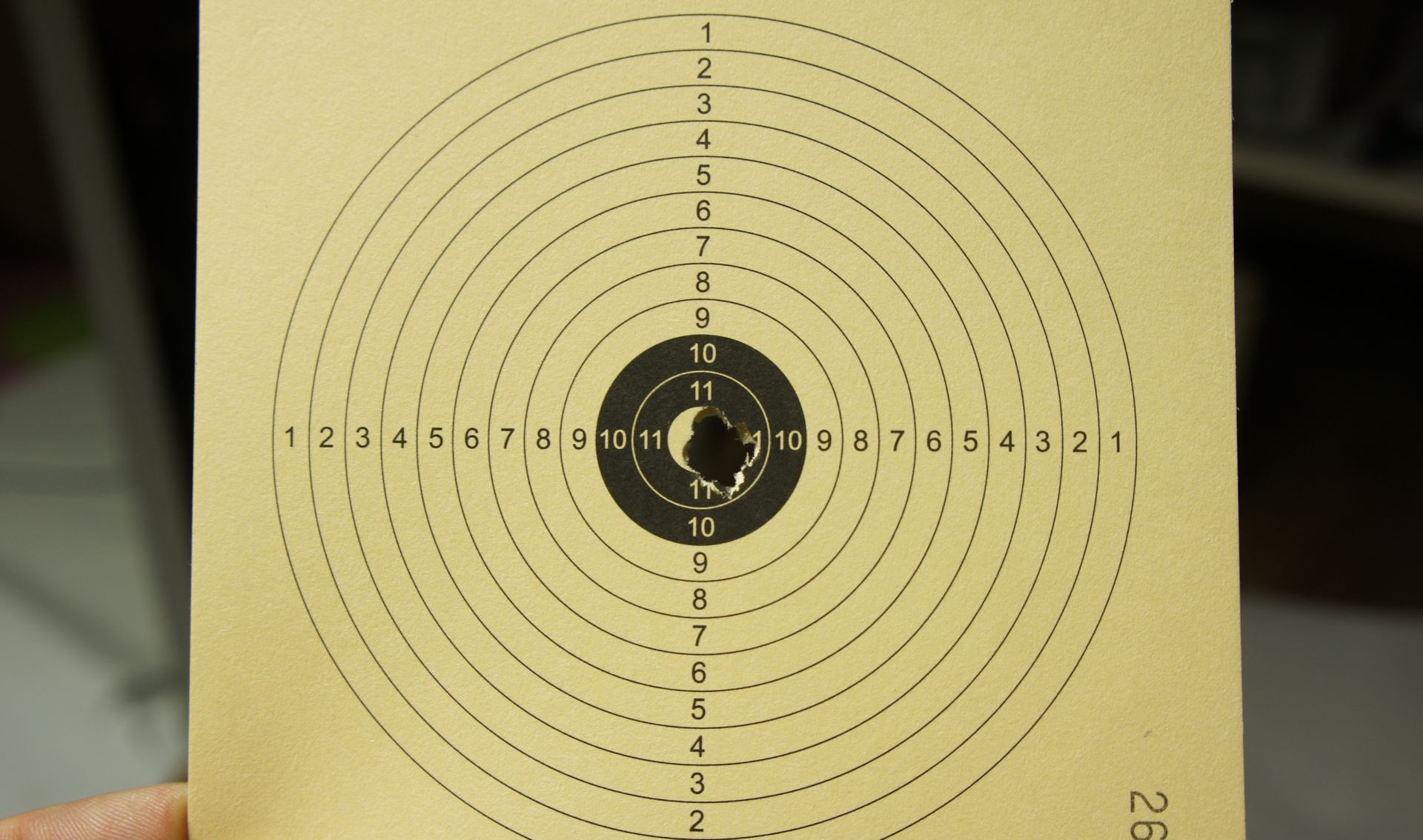 Mein Trefferbild mit so einem Luftgewehr und einem Zielfernrohr UTG 3-12x44 auf 10m