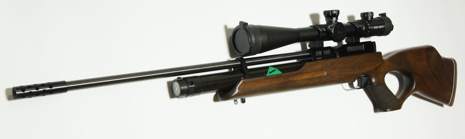 Das Zielfernrohr 10-40x44 ist mit seinem Scharfschützenabsehen ein besonderer Augenschmaus und ergänzt dieses Luftgewehr hervorragend.