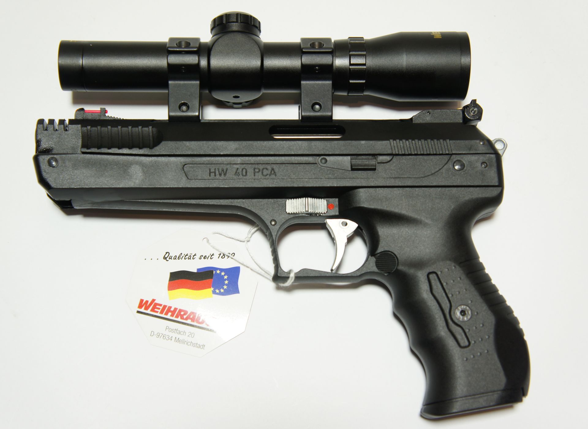 Hier sehen Sie die  Luftpistole HW 40 mit einem Pistolenzielfernrohr. <a href=1130100_Pistolenzielfernrohr.htm>Diese Zieloptik der Marke Weihrauch </a>ist hier als Zubehr erhltlich. 