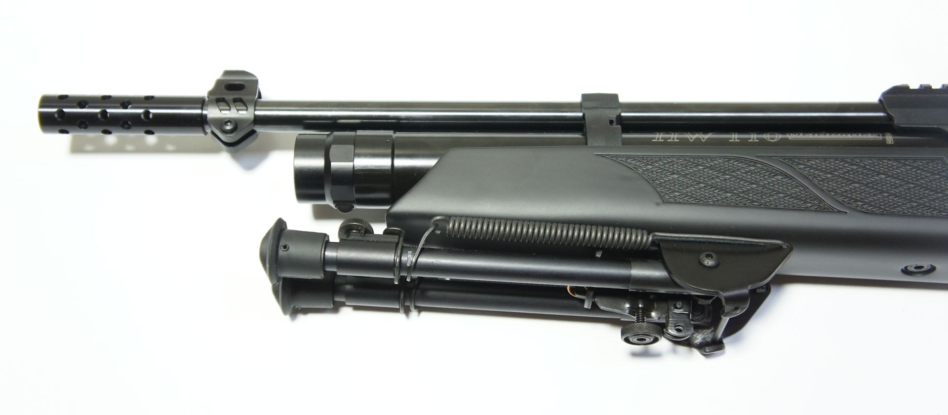 Dieses Montagebeispiel, Luftgewehr Weihrauch HW 110 carbine ist überholt, weil ca. seit 2021 eine kurze Befestigungsschiene zum Lieferumfang gehört und man ein <a href=1165808.htm> anders Zweibein</a> direkt befestigen kann.