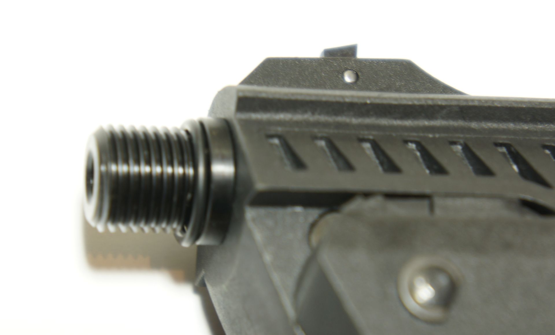 Das Bild zeigt den Schalldämpferadapter als Montagebeispiel in der Luftpistole