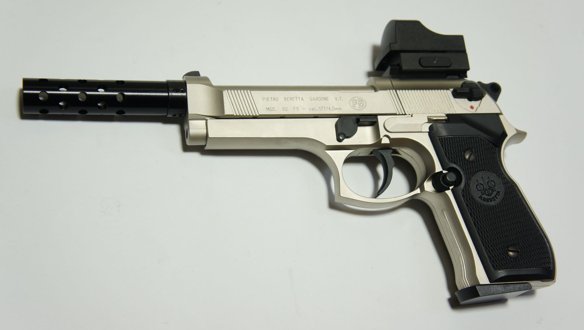 Hier sehen Sie den Schalldmpferadapter in Kombination mit der CO2 Beretta M92 und einem <a href=1165811.htm>Kompensator</a>.