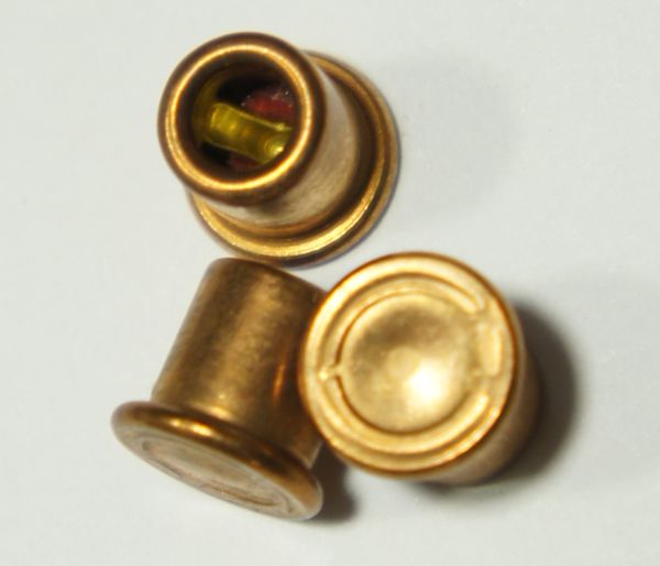 Zündhütchen RWS VI Nr. 7002 finden beispielsweise in den Kartuschen von Hinterlader- Böllerkanonen Verwendung. 