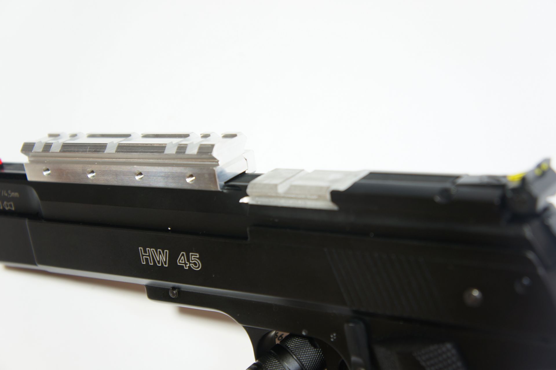 Montagebeispiel einer speziellen Montageschiene für die Luftpistole HW 45. Damit könnten auch an Standardwaffen Optiken befestigt werden. Im Bildmittelpunkt ist hier gut (hell) zu sehen, wo die Optik an den neuen Modellen direkt und ohne Schiene angebracht werden kann. 