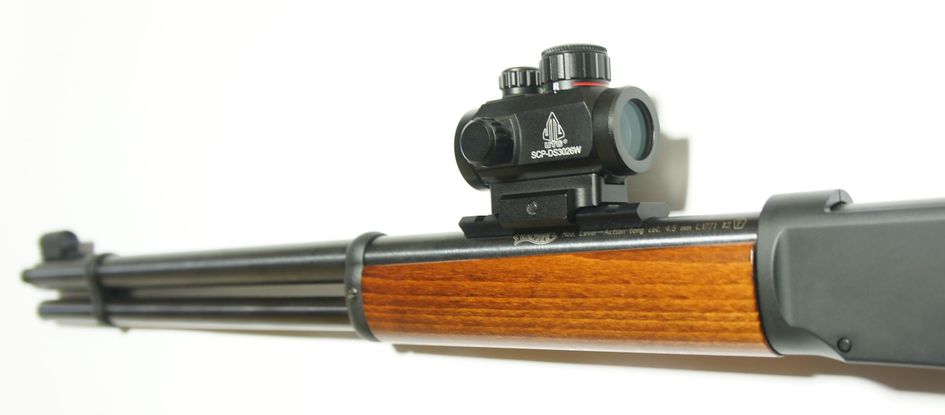 Montagebeispiel auf <a href=1050341.htm>CO2 Gewehr Walter Leveraction </a>   mit Red Dot von UTG 