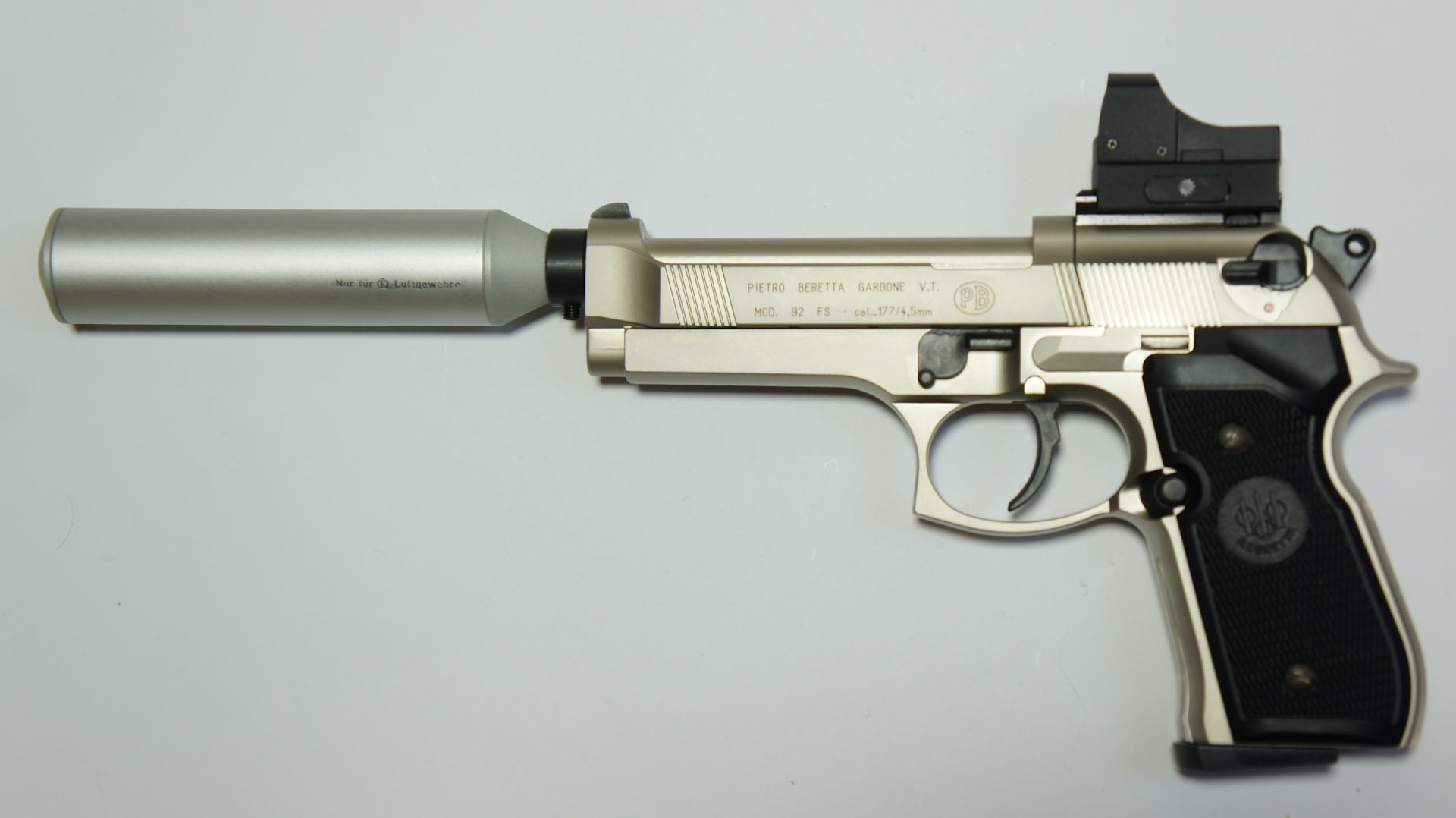 An einer <a href=1050021.htm> vernickelten CO2 Pistole Beretta </a>wird als Montagebeispiel gezeigt, dass als Zubehr hier auch  ein <a href=1165829.htm>Schalldmpfer mittels Adapter</a> passt. Optiken, wie <a href=../1130222.htm>das abgebildete Reflexvisier</a>, erfordern  <a href=../1130675.htm>eine passende Montageschiene</a> 