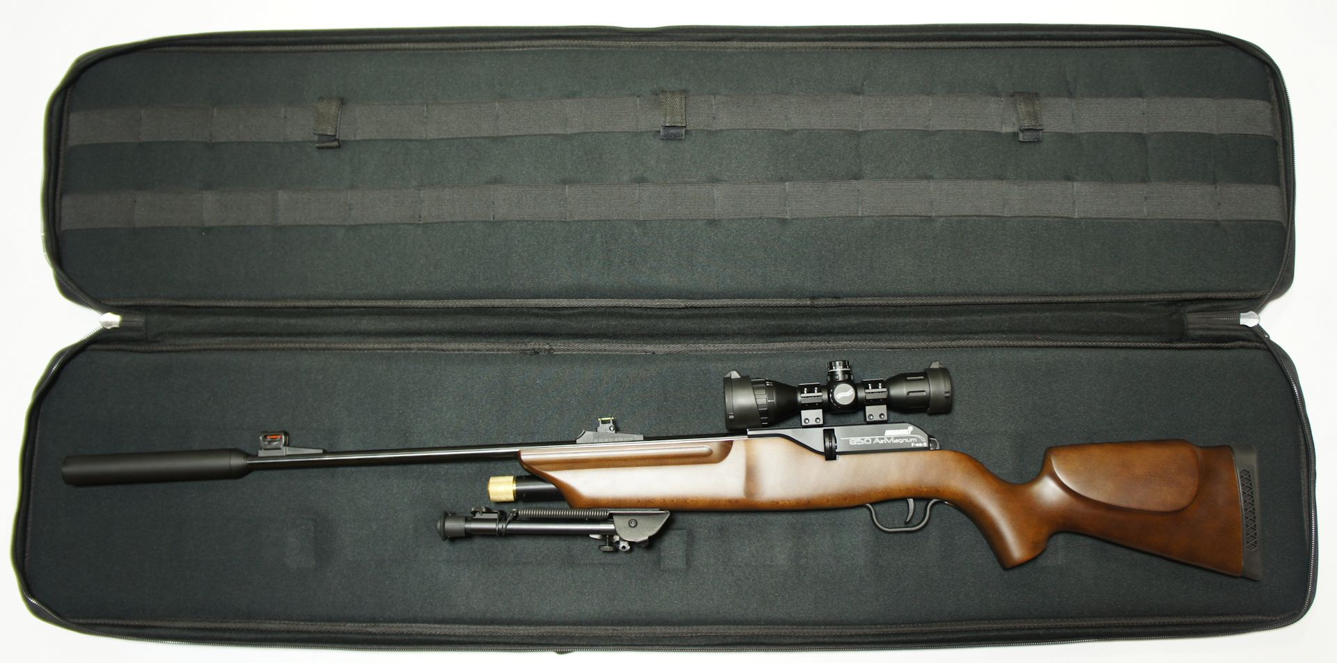 Anwendungsbeispiel mit dem CO2 Luftgewehr 850 Airmagnum mit aufgesetztem Schalldmpfer. Aufgeklappt kann die Tasche auch als Schiematte fr den Liegendanschlag dienen.