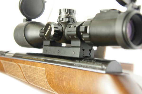 Montiert mit UTG Adapter auf dem<a href=luftdruckgewehre-hw77sd_versionen.htm>Qualittsluftgewehr der Marke Weihrauch Modell HW 77</a> und dem Zielfernrohr UTG 3-12x44. 