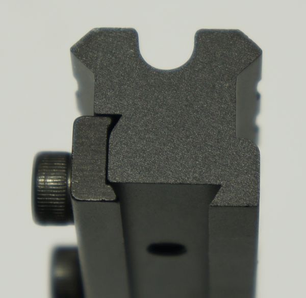 geneigter UTG Adapter von 11mm auf 21mm. Damit können dann Optiken für Weaver- oder Piccatinni- Standard (z.B. auf Luftgewehren mit 11mm Schiene) verwendet werden.