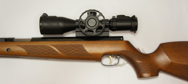 Gegen Aufpreis knnen Sie auch gerne so eine Optik bekommen. Das Montagebeispiel zeigt ein <a href=1130118.htm>Zielfernrohr UTG 3-12x44 mit groem Stellrad fr die Parallaxe und Universalmontage</a> am Luftgewehr HW 77 