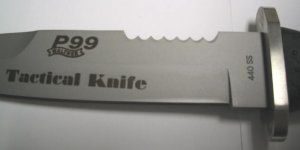 Klinge aus 440er Stahl, Gummigriff, breiter Klingenrcken,