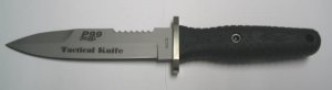   Das Messer (Nr. 1150505) zur Pistole P99 mit Scheide. Die Scheide ist am Gürtel und auch als Schulterhalfter tragbar.