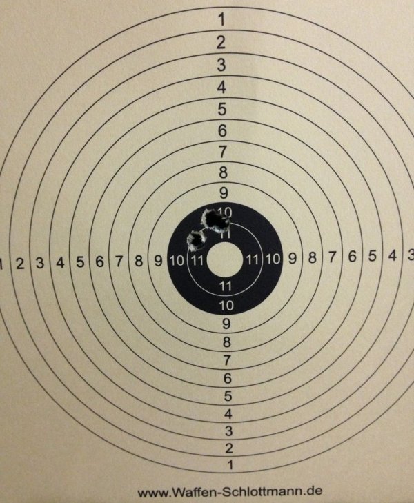 Mein Trefferbild mit der Luftpistole Zoraki auf 10m (3 Schuss) mit einer Optik und Geschossen von H&N 4,50 Hollow Point 