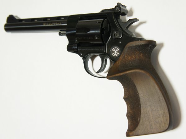 Mit dem sportlichen Griff liegt der Revolver sehr gut in der Hand. Leider ist der Griff nur in Rechtsausfhrung verfgbar.