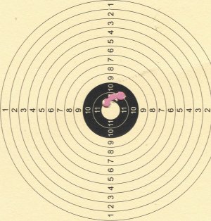 Mein Trefferbild mit einem Luftgewehr HW 30 K (S) mit Zielfernrohr auf 10m Distanz.