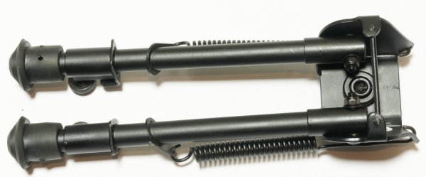 Das Tactical Zweibein macht für den sehr günstigen Preis einen guten Eindruck. Ein beiliegender Montagesatz zum Anbringen an einer Riemenöse ermöglicht einfaches anbringen an vielen Jagdgewehren. 