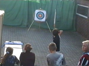 Kindergeburtstag mit Bogenschiestand. Solch ein Fangnetz verhindert Schden hinter der Zielscheibe und schont die Pfeile. 