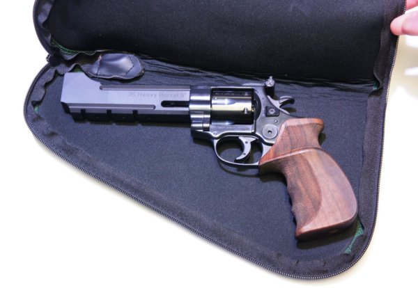 Abbildung vom Pistolenfutteral beispielsweise mit 6 Revolver / Angebot gilt ohne Waffe