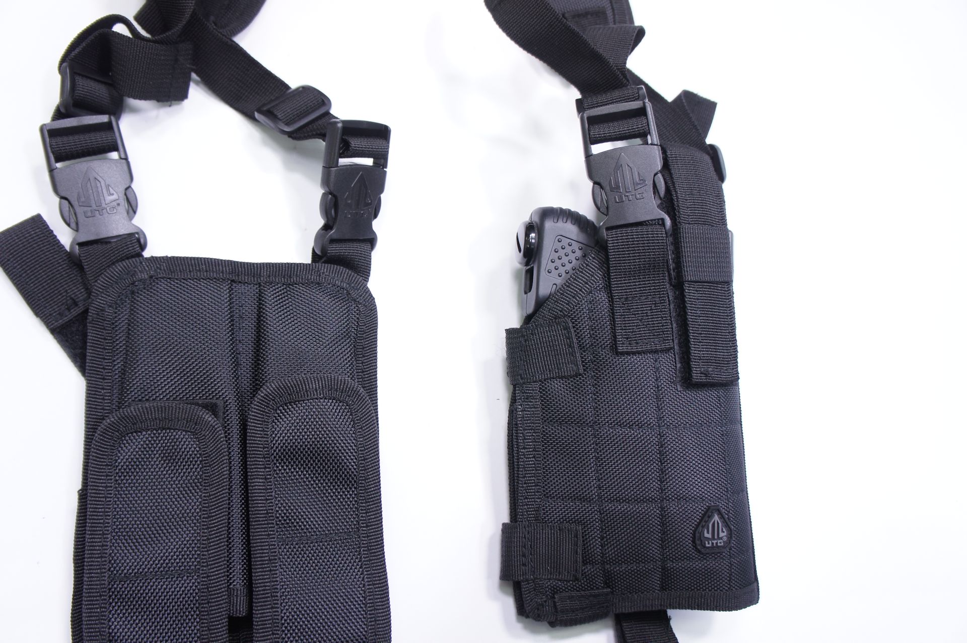 Optinales Zubehr: <a href=1260125.htm>Das abgebildete Schulterholster</a>ist fr Pistolen konzipiert und besteht aus schwarzem Cordura. Im Beispiel wird das Tierabwehrgert JPX im Holster gezeigt und in den Magazintaschen knnen Ersatzlaufpaare gut untergebracht werden.