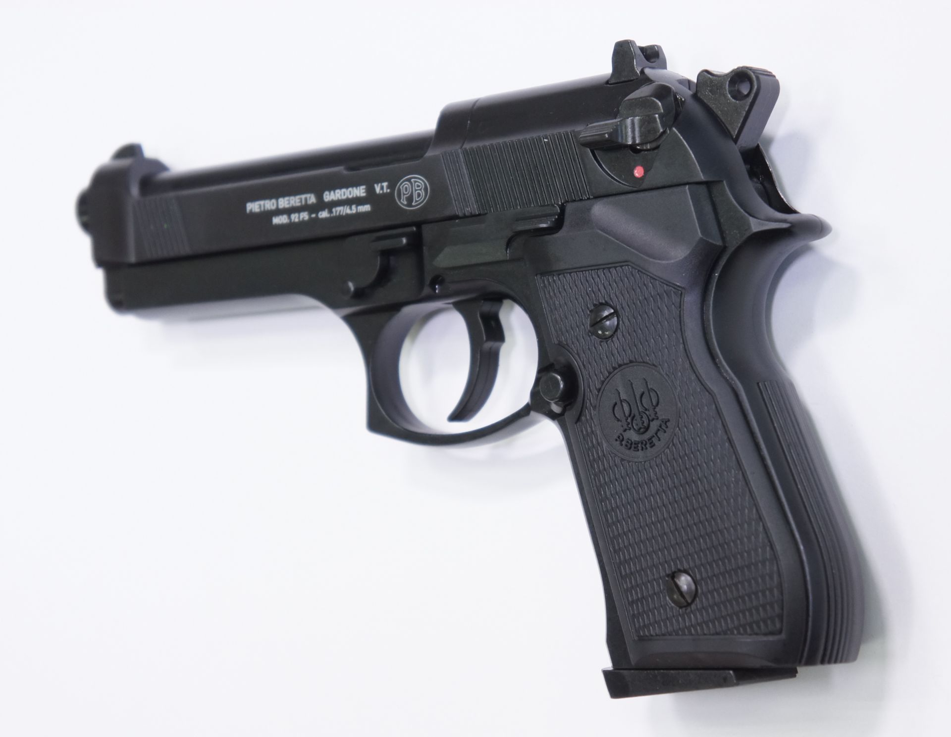 An die CO2 Pistole Beretta 92 FS knnte sehr robust ein Schalldmpfer montiert werden: 