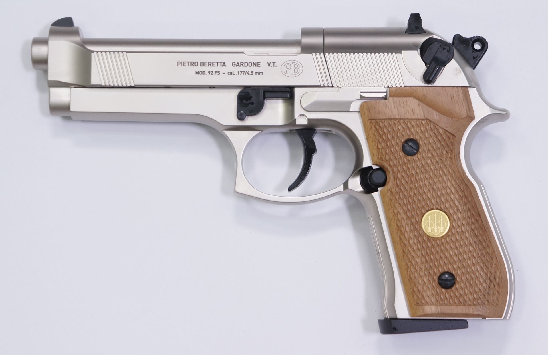 CO2- Pistole Beretta 92FS, matt vernickelt mit Holzgriffschalen