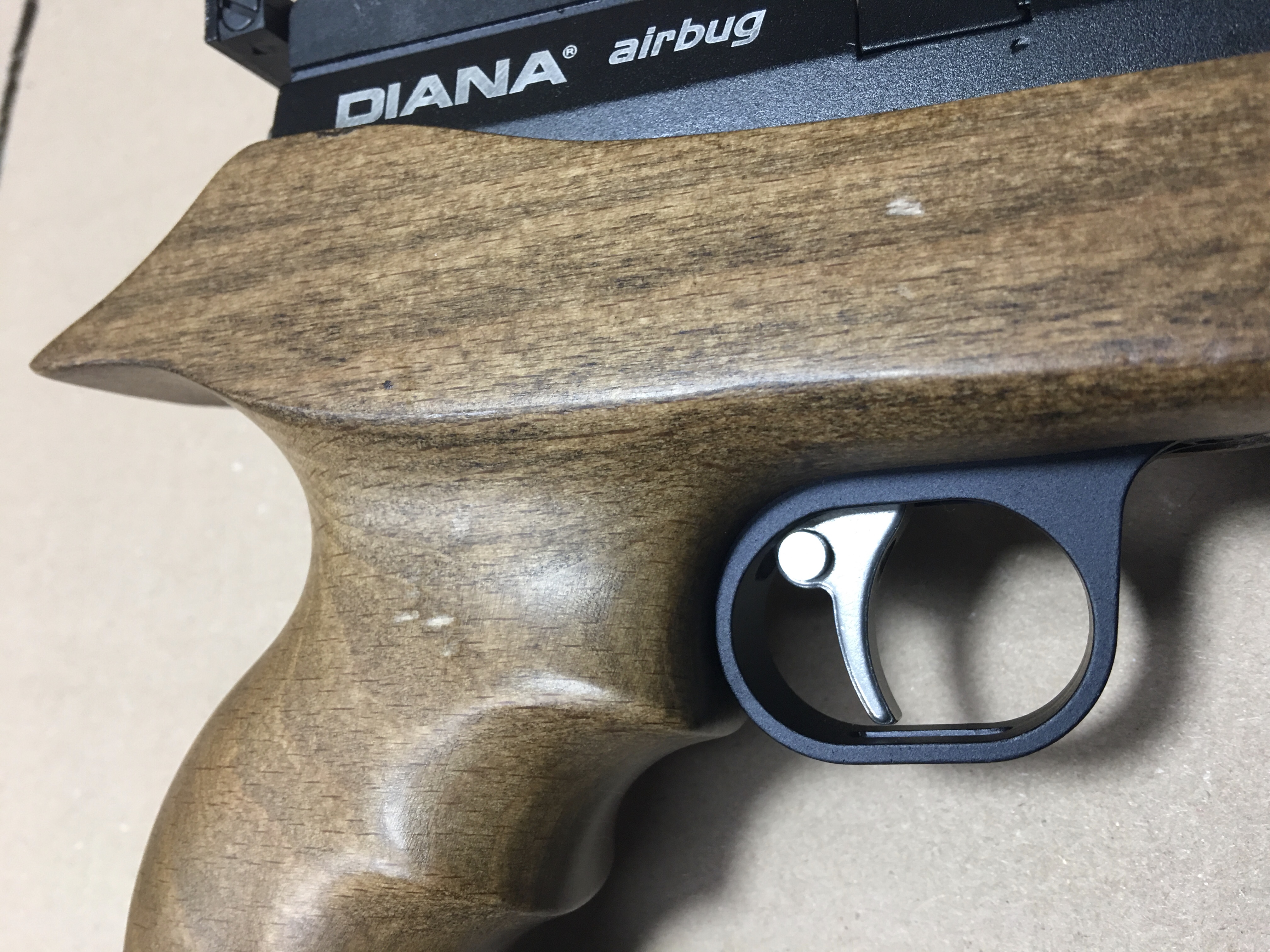 CO2 Luftpistole Diana airbug, F,  4,5mm, reduziert wegen mit kleinen Fehlern im Holz