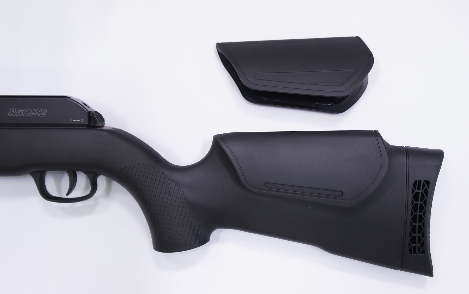 CO2-Luftgewehr Umarex 850 M2 hat im Lieferumfang eine aufsehtzbare Schaftbackenerhöhung für die Schießen mit Optik.