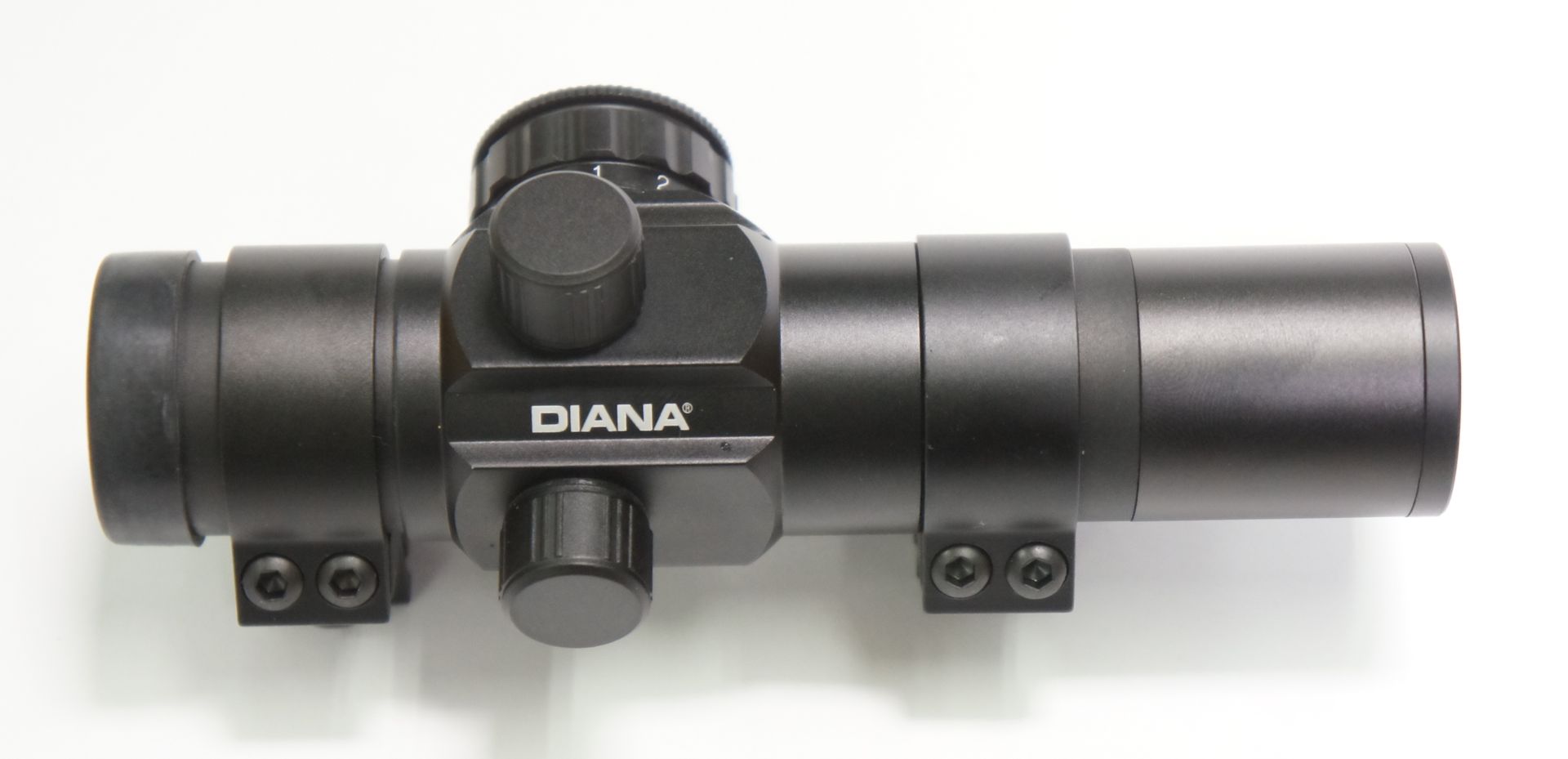 Das Diana Red Dot, Leuchtpunktvisier 1x30, 5 MOA  kann mit der beiliegenden Sonnenblende noch etwas verlängert werden.