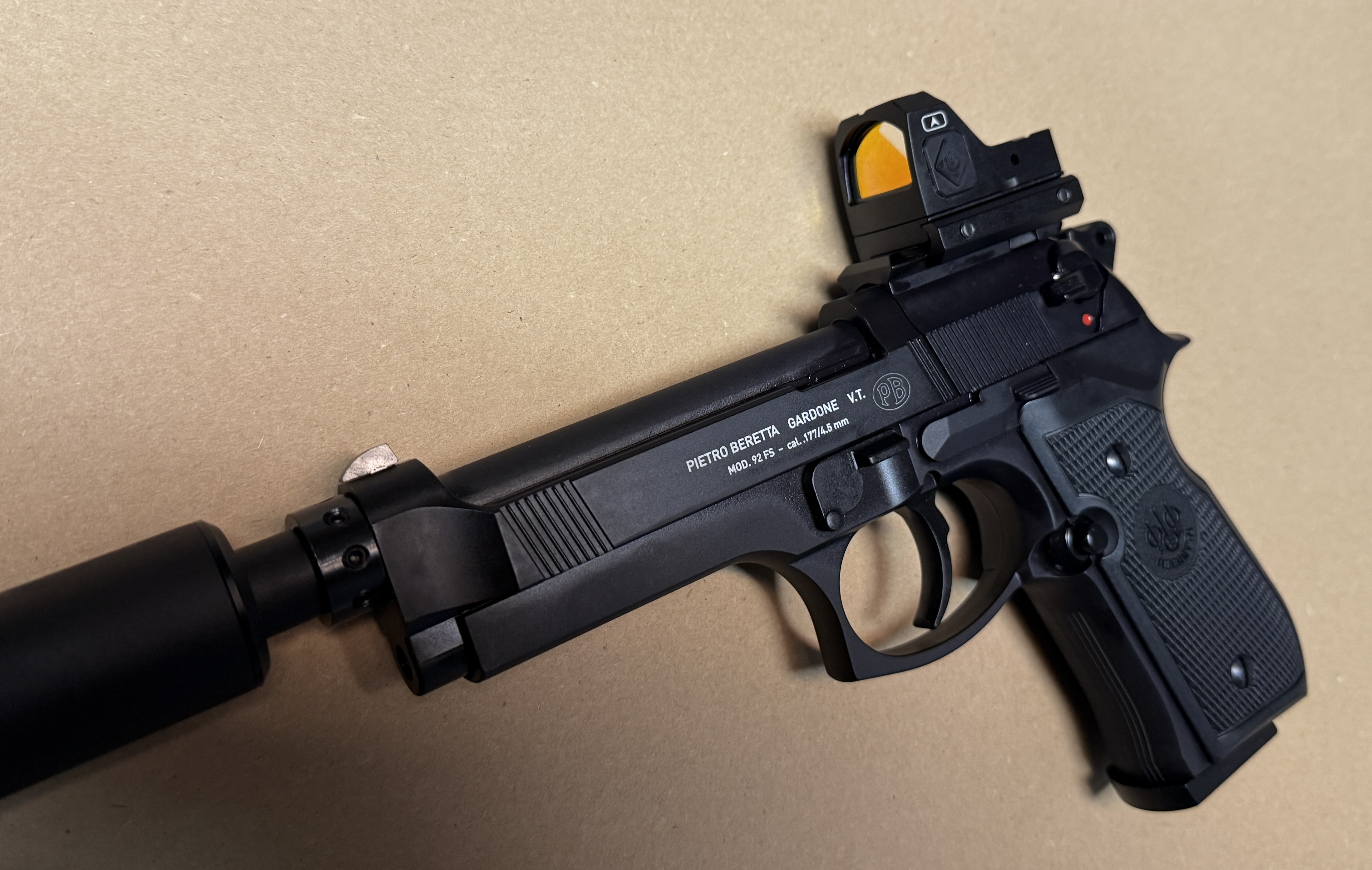 Montage Beispiel auf <A href=CO2-Pistole-Modell-Beretta-92FS-in-schwarz>CO2 Pistole, Beretta 92 FS</a>