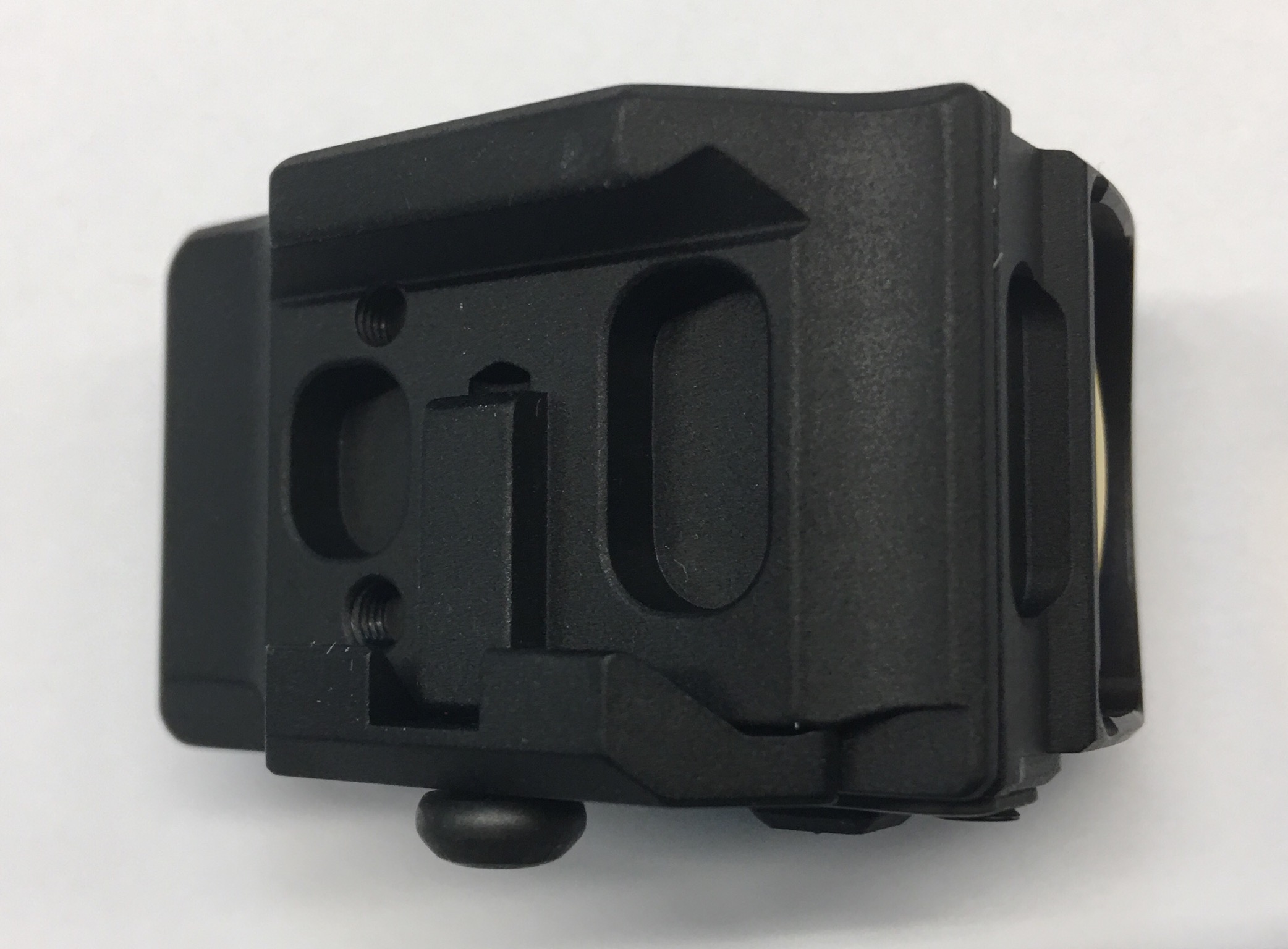 Hier ist das UTG  2 Reflex Sight von unten zu sehen umd die Montage (passend fr Picatinny-Schienen, 21mm breit) zu zeigen.